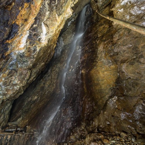 015-flussspatgrube-funkelstein-brandenberg-mineralgang-erzgang-untertage-wasserfall