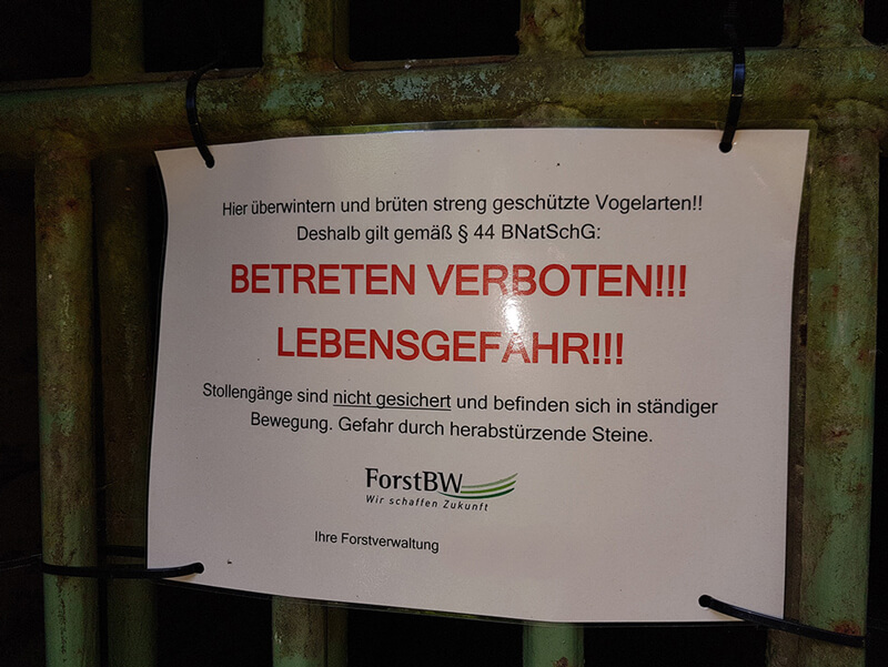 Falsches Warnschild an der Grube Käfersteige bei Pforzheim.