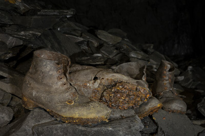 Genagelte Schuhe in einer alten Schiefergrube