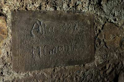 Steintafel mit Inschrift am Stoß im Stollen.