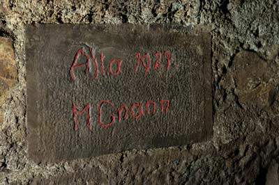 Steintafel mit Inschrift, welche zur besseren Lesbarkeit nachgezeichnet wurde.